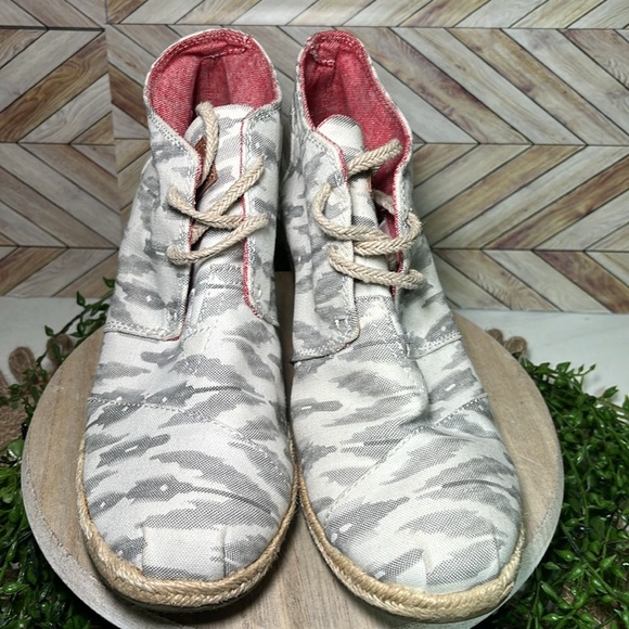 TOMS Ikat Desert Wedge Ankle Boots Gray and Cream Vacation‎ Coastal Casual - Picture 2 of 9